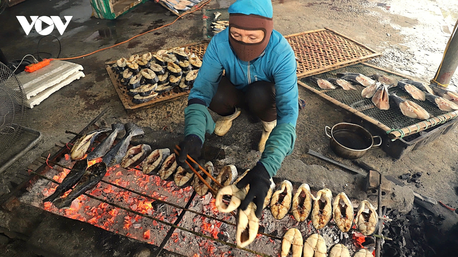 Làng nướng cá xứ Nghệ tất bật ngày áp Tết